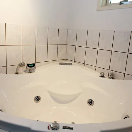 8 Person In * Hadsund